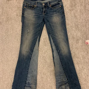 lågmidjade jeans - snygga lågmidjade jeans från american eagle som jag har sytt om längst ner på benen så att dom ska bli mer utsvängda, i bra skick