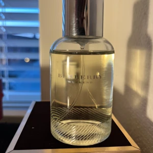 Burberry parfym  - Hej!  Jag säljer min burberry weekend parfum pga att den inte längre kommer till användning, fick den för ca 5 månader sen. Det är så mycket kvar i flaskan som det syns i bilden.
