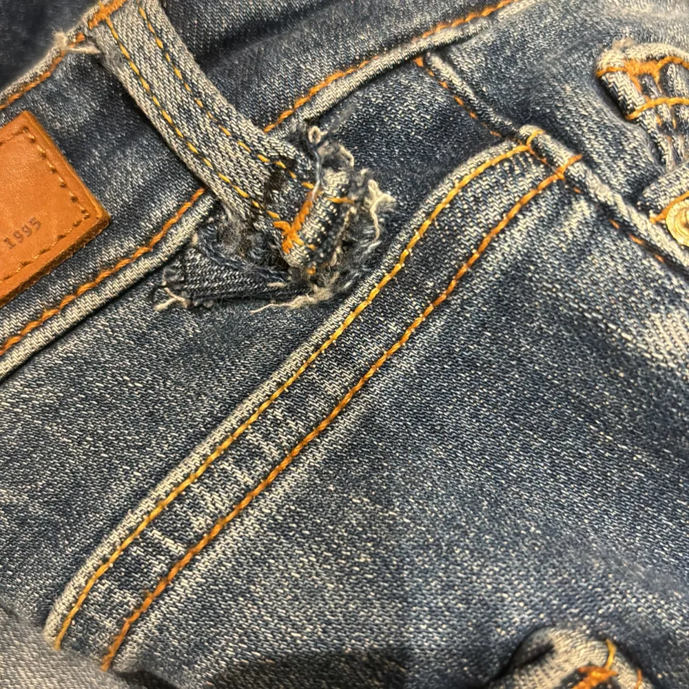 Jättesnygga jeans från only. Strl xs/30. Jag är 163 för referens. Nypris 499 kr. Säljer för 100 kr då de har ett litet hål. Går säkert lätt att laga. . Jeans & Byxor.