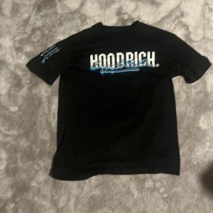 Hoodrich T shirt - Säljer denna jättesnygga hoodrich t shirten i storlek S/M då den inte kommit till sån stor användning för mig. Den är som ny och knappast använd.