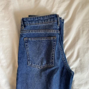 Jeans från Monki - Super fina jeans från Monki💗 Använda fåtal gånger och är som nya skulle jag säga Vida(men inte helt raka), Mörkblå och Mid waist🩷