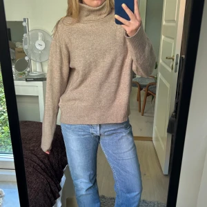 Beige stickad tröja med polo - Beige stickad polotröja finstickad 