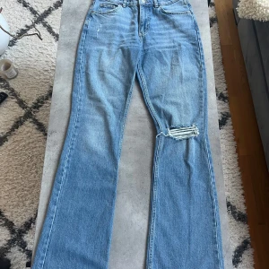 Blå jeans - Jeans från Gina tricot i storlek 38🥰