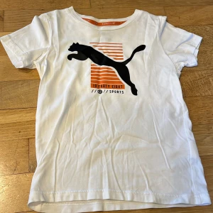 Puma tröja - En vit puma tröja med tryck där fram