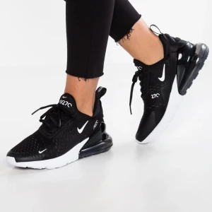Nike skor 270 - Säljer mina Nike 270 för dom inte kommer till någon användning längre, ordinarie pris 1495kr.