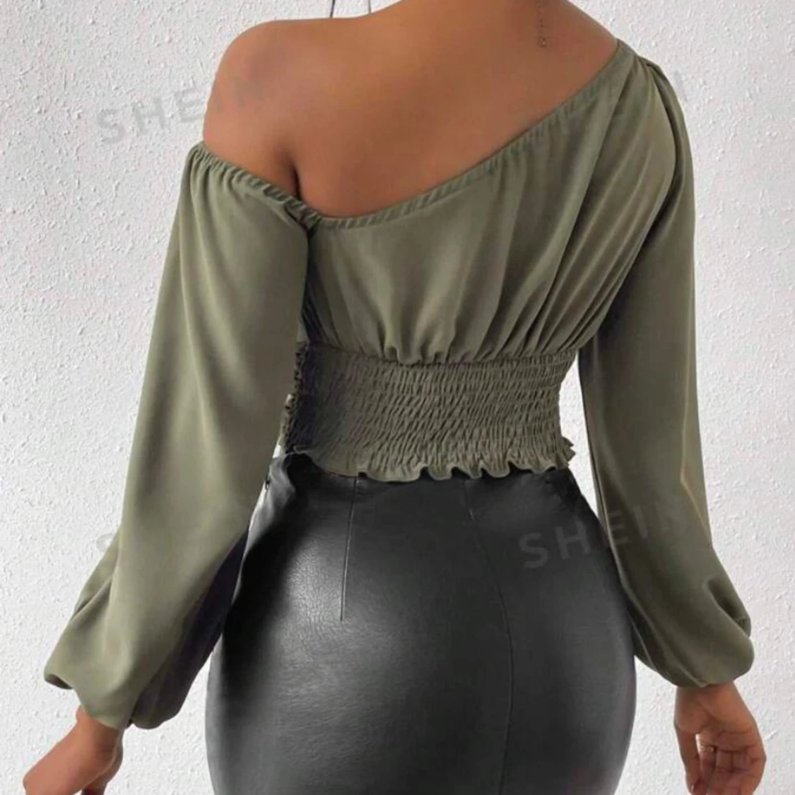 Olivgrön offshoulder topp - 90