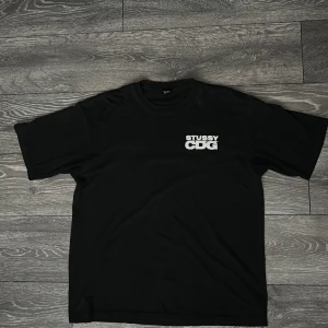 Stussy t shirt - En stussy tisha använd bara ett par gånger för den var lite för stor. Inga defekter eller någonting. Det är en stussy x cdg collab. Skriv gärna om fler frågor
