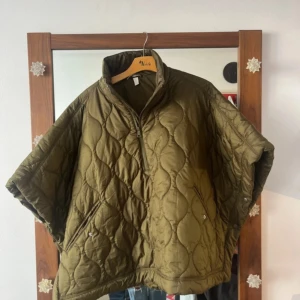 Grön quiltad jacka - Mörkgrön quiltad jacka/poncho från hm, perfekt oversized 