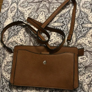 Axelremsväska  - Axelremsväska i läderimitation i nyskick.