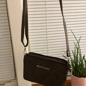 Michael kors väska  - Brun Michael kors väska med 3 olika rum. Alla dragkedjor funkar superbra. Väskan är rymlig!🙌 (ej riktig) 