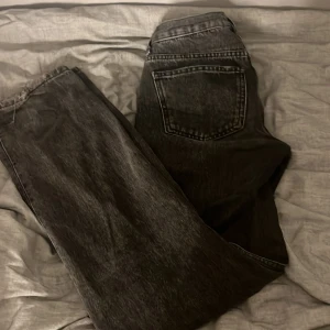 Jeans - Säljer dom här mörkgrå/svarta low Waits jeans storlek W24 💗💗