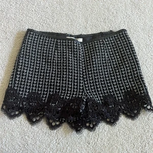 Jättefina spets shorts 💕 - Supersöta shorts som har en defekt som ni ser på bild 2 men annars är dem i bra skick 😊skriv för flera frågor 🌸