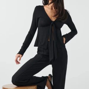 Tie front long sleeve top - Säljer den här tröjan från toan tricot den ör aldrig använd men har tagit av lappen så kan inte lämna tillbaka. Säljer för 75kr