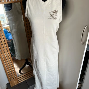 Dieselklänning med luva - Sjukt snygg passform, passar även mig som är S men då lite lösare fit. Tyvärr två små hål bak på klänningen som inte syns när man har på sig den och går säkert att laga med ett enkelt stygn. 