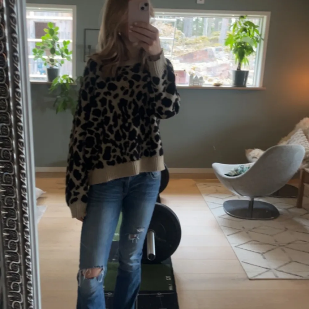 Skit snygg leopard tröja som inte används, jätte bra skick. Storlek L men jag har xs/s och den sitter som en M typ❣️ perfekt till vintern!. Stickat.