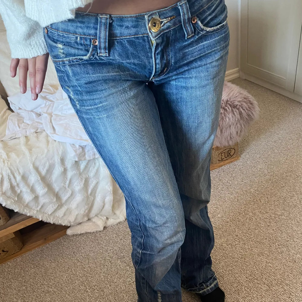 Suuuper snygga jeans från mango! Köpta på Plick men var för små för mig (min kompis är på bilderna). Så har använts endast 1 gång 👌 Köpta för 500kr. Dom har dock ett litet hål vid ena fickan som knappt syns. (Första bilden är lånad från hon jag köpte av). Jeans & Byxor.