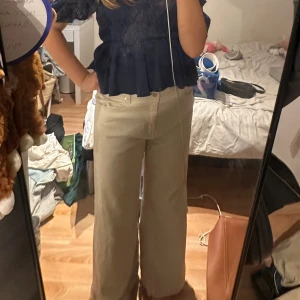 Beiga jeans - Beiga jeans lite baggy och Bootcut fina men kommer ej till andvänding pris kan gärna diskuteras privat 💌