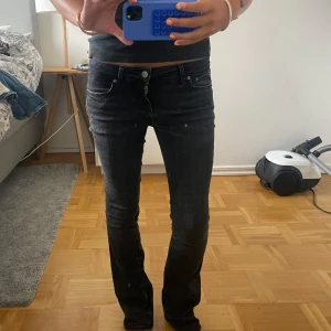 Zara jeans - Utsvängda jeans från zara