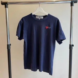 Comme Des Garcons T-Shirt - Säljer denna snygga T-shirt från CDG Nypris : 1100kr