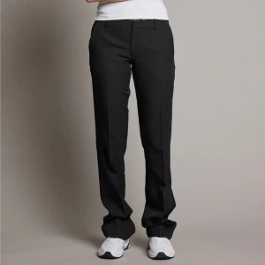 Bikbok kostymbyxor - Säljer mina kostymbyxor i modellen Vera i storlek 40🩷 Använda 1 gång, slut i storlek på hemsidan, köpta för 499kr🩷 Innerbenslängd: 90cm