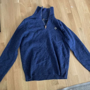 Morris zip tröja  - Säljer min extremt fina o sköna Morris tröja i storlek s. Tröjan är stickad och sitter inte helt slickad mot kroppen. Extremt snygg färg och helt felfri då den inte används ofta. Hör av dig vid fler frågor. 