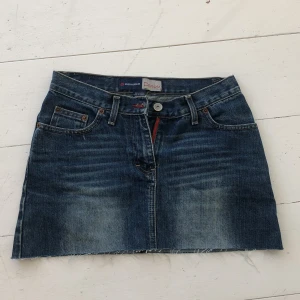 Jeans kjol  - Supersnygg jeans kjol som tyvärr är för liten för mig. Jag köpte den på en loppis så vet inte storleken men jag har vanligtvis storlek 38. Köparen står för frakt om man inte vill mötas upp i Stockholm City. Kontakta gärna om du har några fler frågor🥰