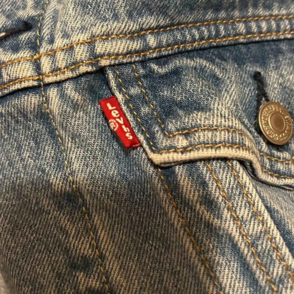 Mycket bra skick och en väldigt snygg unik jeans jacka som passar bra till allt. Skriv privat om du har några frågor❤️. Jackor.