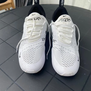 Nike air Max 270 skor - Storlek 42 Är i bra skick, har använt den 2 gånger bara. 