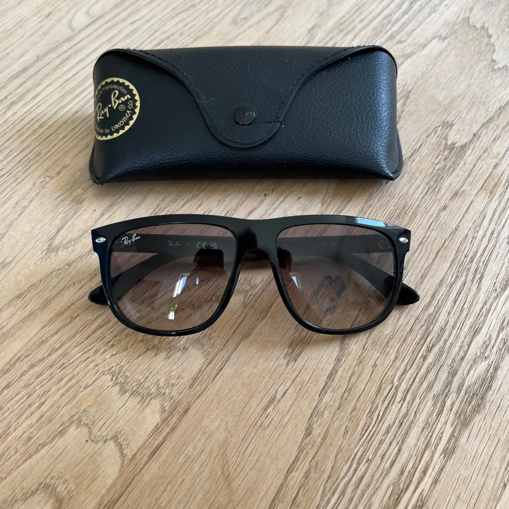 Ett par Ray Ban boyfriends i färgen svart. Storlek 56. Inga repor eller tecken på användning, som nya. Fodral och putsduk medföljer. Hör av dig vid frågor eller funderingar// elegancecloset. Övrigt.