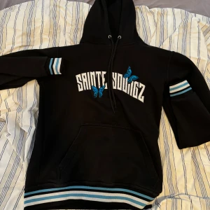 Sainte Youngz Dress - Storlek: M, motsvarar M. Skicket är bra, inte alls använt mycket så skulle påstå nyskick. Bara höra av säg vid fler bilder/frågor! Nypris: 1500