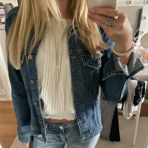 Jeansjacka - Så snygg jeansjacka från Gina Tricot som inte har några defekter!!🩵