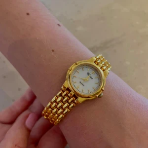 Vintage Guldklocka  - Vintage guldklocka. Batteri ingår ej, har inte testat klockans funktion än. 💛🌟Ungefärlig längd från spänne till spänne är 20cm, se sista bild. 