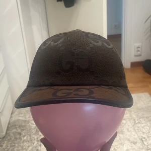 Svart keps med mönster - Säljer en svart gucci jumbo keps äkta köpt för 2800 säljer den för 1000 
