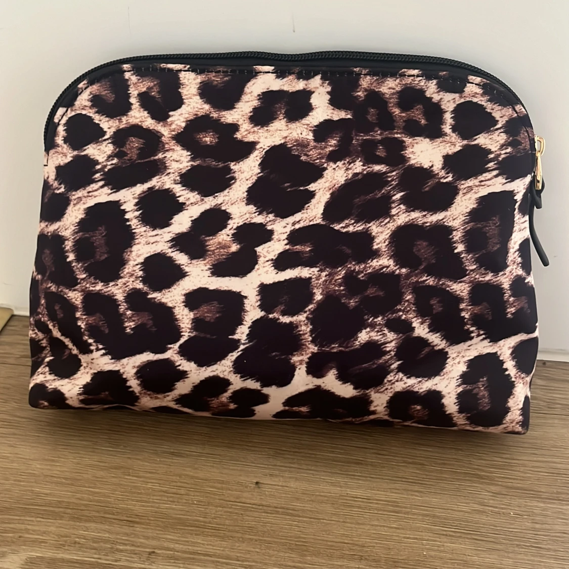 Jag säljer än sminkväskan med leopardmönstrad - 90