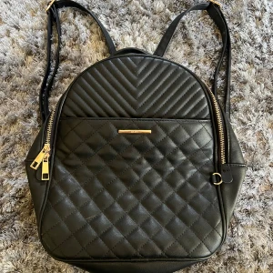 Aldo ryggsäck - Jättesnygg ryggsäck från Aldo. Knappt använd därav fint skick och perfekt nu till skolstart! Hör av er vid frågor eller liknanade😊