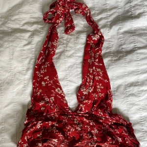 Topp - Superfin röd sommartopp. Är stretchiga och går att reglera i nacken. Storlek s men skulle säga xs-m.