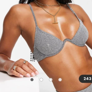 Glittrig bikiniöverdel - Säljer en superfin glittrig bikiniöverdel i silver. Den har en klassisk triangelmodell med smala axelband och en snygg glittrig yta som verkligen fångar ljuset. Perfekt för sommarens alla stranddagar eller poolpartyn! 💖