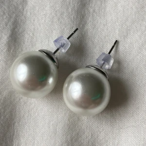 Pärl Örhängen - LÄS BIO!! Supersöta och ganska stora! Kontakta mig privat för funderingar, kan också fixa superbra mängdrabatt vid köp av flera av mina annonser 💗