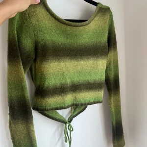 Tröja med urringning baktill  - Jättefin lite croppad tröja med urringning baktill. 