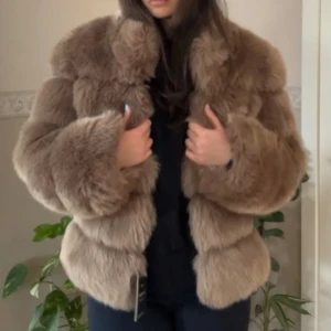 Pälsjacka - Helt oanvänd pälsjcaka med prislapp på. Stl M<33  Säljer då pälsjackor tyvärr inte är min stil även om jag tycker det är så fint på andra;((