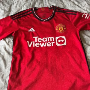 Manchester United tröja 23/24 - United hemma tröja 2024/25. Knappt använd, superfint skick. Säljer för endast 500kr