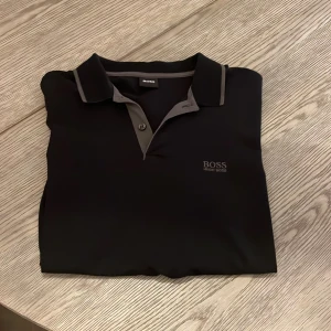 Hugo Boss (Piké) t shirt storlek S - Storlek S, 173-180 cm sitter den perfekt och har en bra passform, väldigt bra skick använd Max 5 gånger och passar till festliga tillfällen. Köpt för 1200kr i Emporia Malmö (Room 1006)