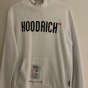 Vit hoodie från Hoodrich - Säljer en snygg vit hoodie från Hoodrich med tryck både fram och bak. Perfekt för en casual look eller streetwear-stil. Den är i bra skick och redo för nya äventyr!