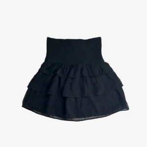 Svart kjol från BikBok - En söt svart kjol från BikBok som inte kommer till användning. Kjolen är oanvänd och har lappen kvar. Den är relativt kort och passar perfekt som sommarkjol eller egentligen året om med ett par tajts under. Skriv för bild på:)  Nypris: 359kr
