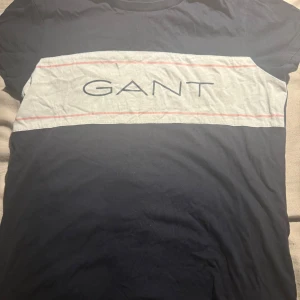 Gant  - En gant t-shirt i storlek 11-12 år vilket ungefär blir xs. Skriv vid minsta fråga eller fundering