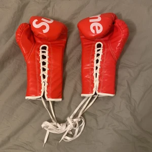 Boxningshanskar  - Hej säljer mina Supreme boxningshanskar Efter som jag inte använder dom, man kan ha dom på väggen eller använda dom, jag själv hade de bara på väggen. Pm om du är intresserad. :) kan gå ner i pris.