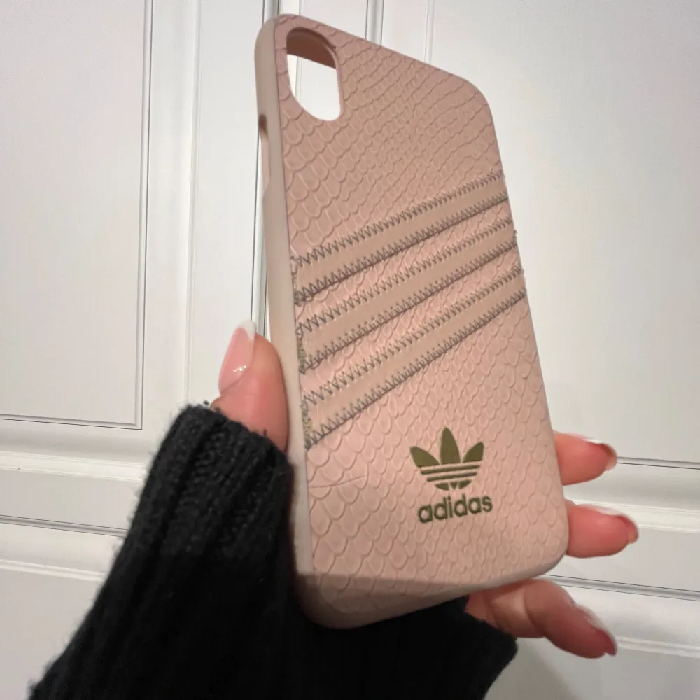 Snyggt och trendigt mobilskal från adidas! Väl använt men fortfarande fint. Passar iPhone X💕. Övrigt.