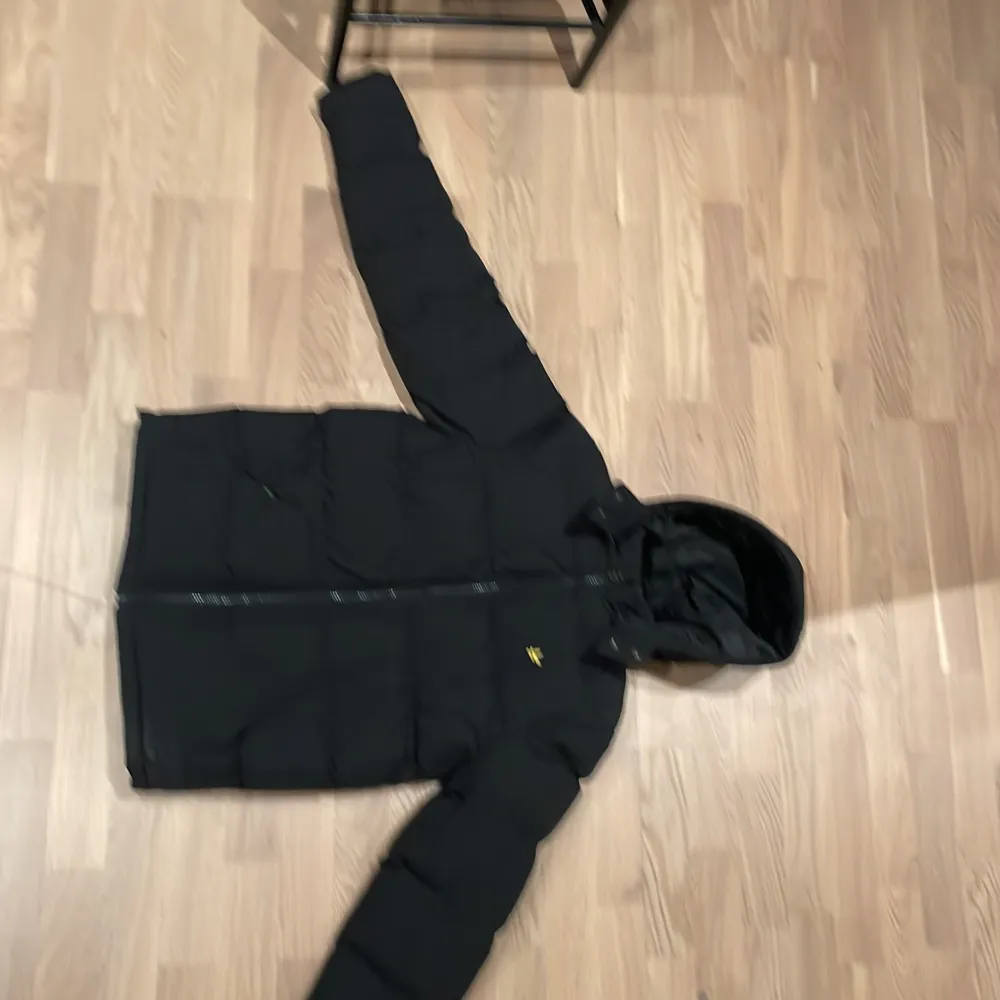 Säljer denna super fina lyle and scott jackan pga att jag har skaffat en annan. Den har inga defekter och ser helt ny ut. Skick: 10/10 köpte den förra åter på kidsbrandstore för ungefär 1500kr. Jackor.