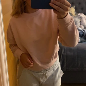 Rosa sweatshirt - Supermysig ljusrosa sweatshirt. Tröjan har långa ärmar och ribbade muddar vid ärmslut och nederkant. 