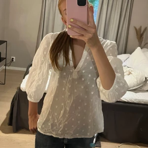 Vit blus - Mycket bra skick och använd endast 2 gånger! 